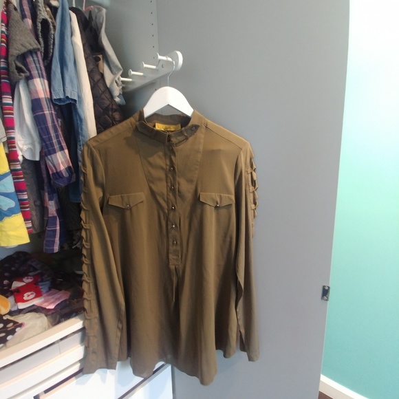 Nicole Miller Tops - Nicole Miller vintage blouse size M in EUC